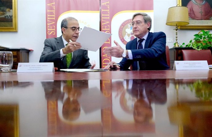 Firma del convenio entre el rector de la Universidad de Sevilla, Miguel Ángel Castro, y el presidente de la Autoridad Portuaria de Sevilla, Rafael Carmona.