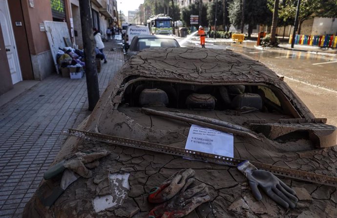 Un coche cubierto de barro, a 28 de noviembre de 2024, en Paiporta, Valencia (Comunidad Valenciana)