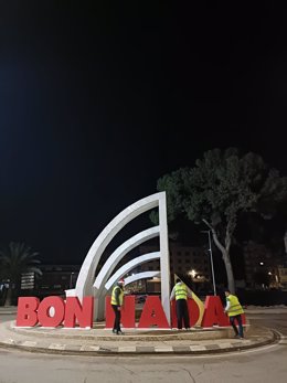 Rotondas de la 'zona cero' de la dana amanecen con grandes mensajes navideños colocados por voluntarios: "Bon Nadal"