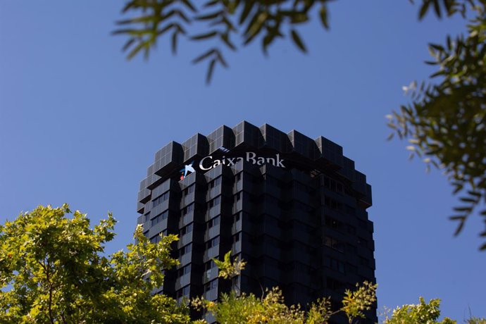 Archivo - Fachada de la sede de CaixaBank en la Avenida Diagonal de Barcelona.