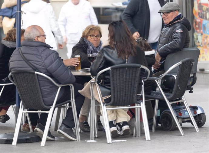 Archivo - Varias personas en la terraza de una bar, a 4 de diciembre de 2023, en Madrid (España). Royal Bliss ha impulsado un estudio que refleja que el 79% de los jóvenes madrileños encuestados prefiere socializar en un bar, una cafetería o un restaurant