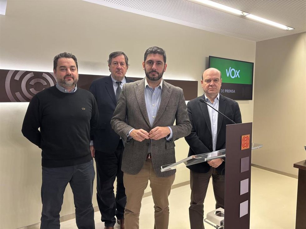 El portavoz parlamentario de VOX en las Cortes de Aragón, Alejandro Nolasco; el portavoz adjunto, Santiago Morón; y los diputados David Arranz y Juan Vidal.