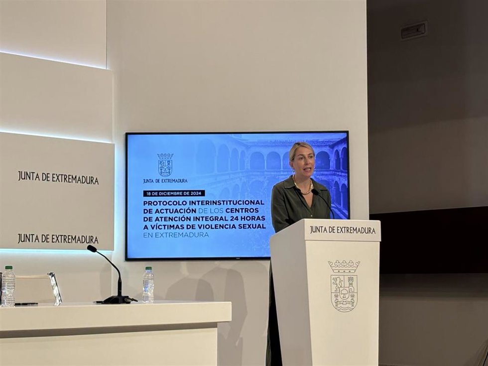 La presidenta de la Junta de Extremadura, María Guardiola, en rueda de prensa