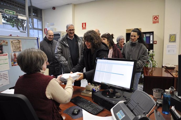 Los diputados de Unidas por Extremadura presentan las enmiendas parciales a los presupuestos en el registro de la Asamblea.