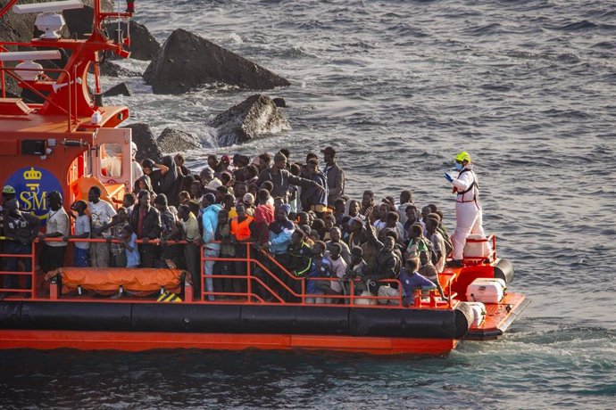 Una lancha de Salvamento Marítimo tras el rescate de un cayuco a su llegada al Puerto de la Restinga, a 30 de noviembre de 2024, en El Hierro, Santa Cruz de Tenerife, Tenerife, Canarias (España). 