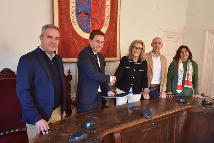 El consejero de Política Local, Infraestructuras y Lucha contra la Despoblación, Daniel Osés, y la alcaldesa de Calahorra, Mónica Arceiz,convenio de colaboración para la financiación de la intermodal de Calahorra