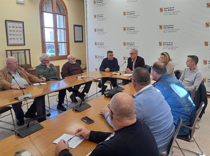 El conseller de Agricultura, Pesca y Medio Natural, Joan Simonet, y el director general de Pesca, Antoni Grau, participan en la reunión de la Comisión de Cogestión de la Pesca Recreativa de Baleares.