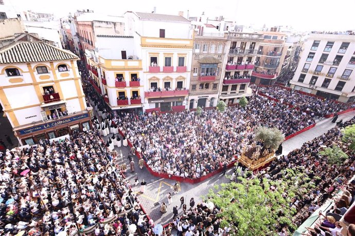 Archivo - El paso de la Oración en el Huerto (Montesión) en La Campana, durante el último Santo Entierro Magno, celebrado en 2023. 