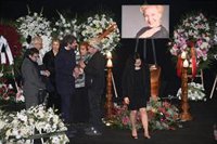 Almeida espera llegar a un acuerdo con los grupos para reconocer la figura de Marisa Paredes