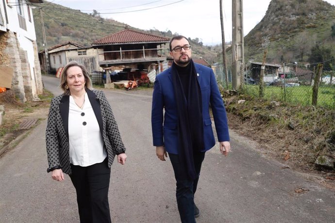 La alcaldesa de Santo Adriano, Elvira Menéndez, y el presidente Adrián Barbón.