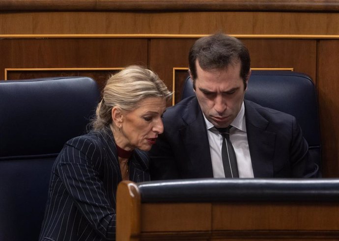 La vicepresidenta segunda y ministra de Trabajo, Yolanda Díaz y el ministro de Economía, Carlos Cuerpo, durante una sesión plenaria, en el Congreso de los Diputados, a 27 de noviembre de 2024, en Madrid (España). 