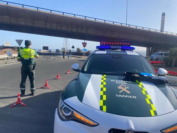 Agentes de la Guardia Civil de Tráfico en un punto de control en Gran Canaria