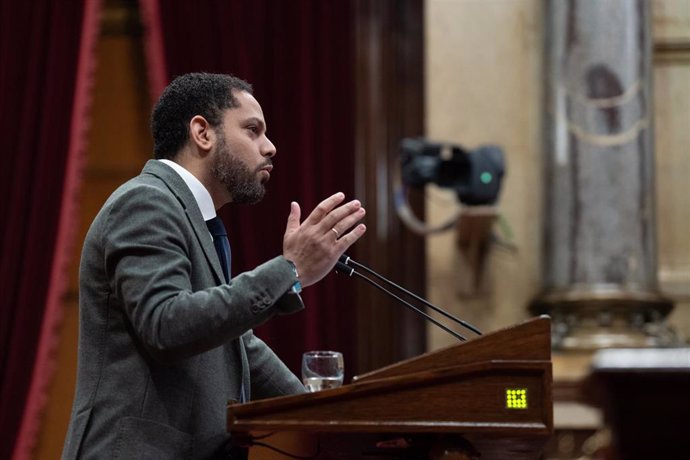 El presidente del grupo parlamentario de Vox en el Parlament de Catalunya, Ignacio Garriga, durante su intervención tras la comparecencia de el presidente de la Generalitat, Salvador Illa, para explicar la Junta de Seguridad de Catalunya