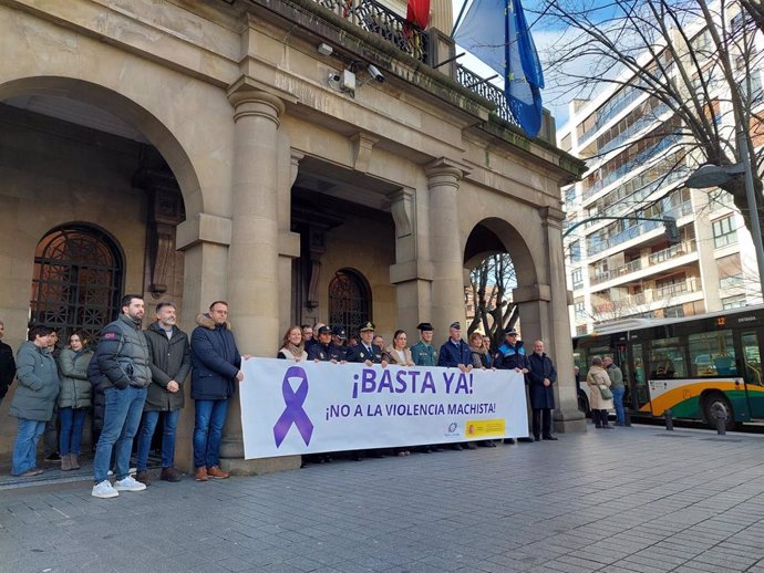 Concentración de la Delegación del Gobierno en Navarra en repulsa por el asesinato por violencia de género de una mujer en Murcia.