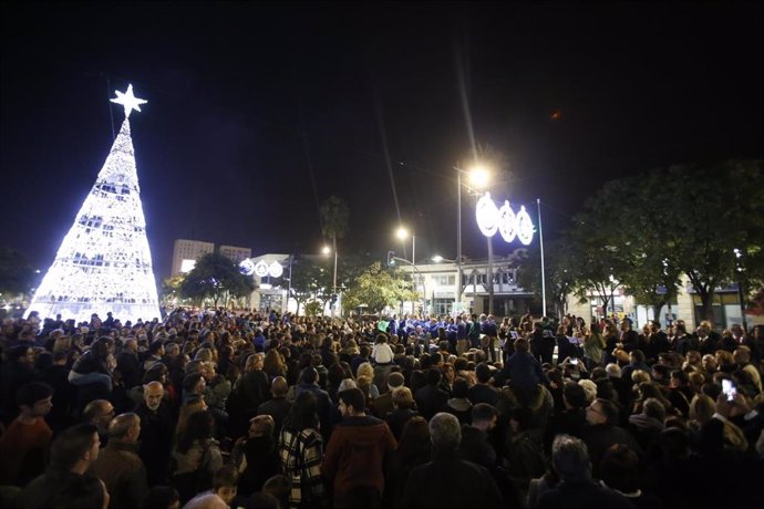 Archivo - Multitud en una plaza de Mairena al comienzo de la actual Navidad