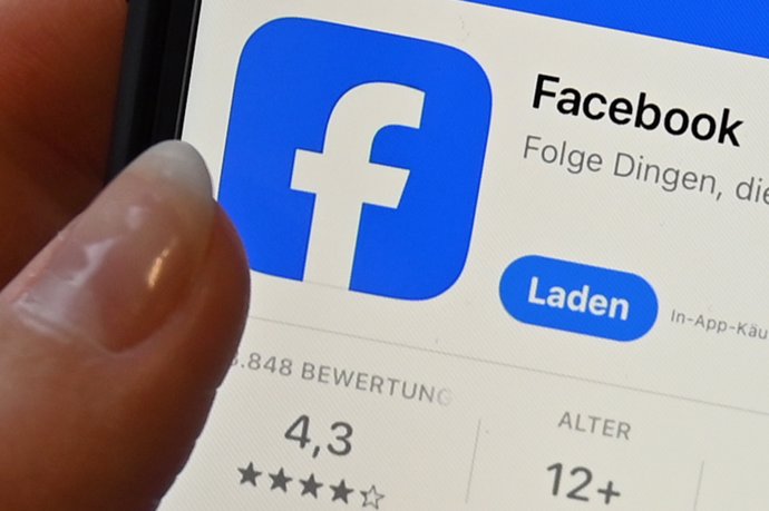 Archivo - FILED - 15 November 2024, Berlin: Facebook logo can be seen on a smartphone screen. Photo: Anna Ross/dpa