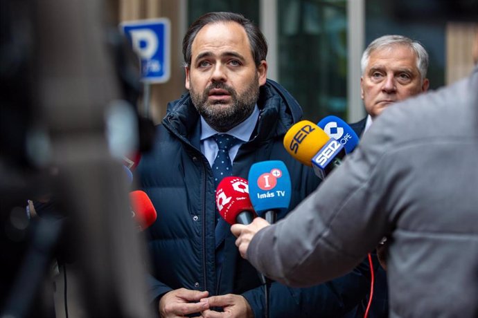 Paco Núñez atiende a los medios en Ciudad Real.