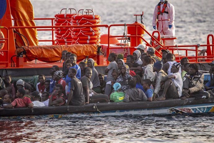 Decenas de migrantes rescatados por Salvamento Marítimo cerca del Puerto de la Restinga, a 28 de noviembre de 2024, en El Hierro, Santa Cruz de Tenerife, Tenerife, Canarias (España). 