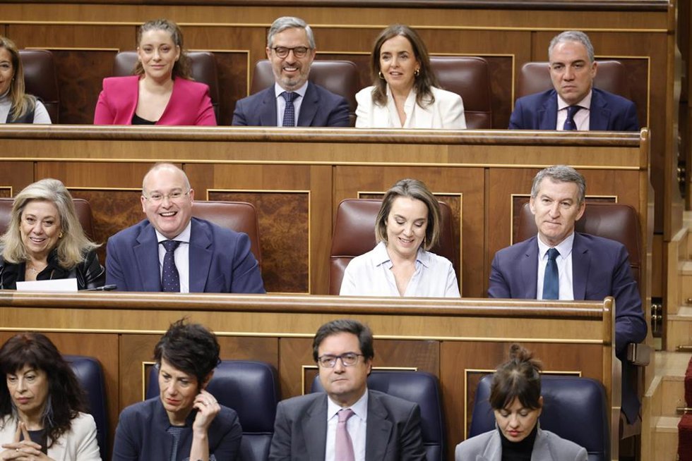 (I-D) El portavoz del PP, Miguel Tellado; la secretaria general del PP, Cuca Gamarra y el presidente del PP, Alberto Núñez Feijóo, durante una sesión de control al Gobierno, en el Congreso de los Diputados, a 18 de diciembre de 2024, en Madrid (España).