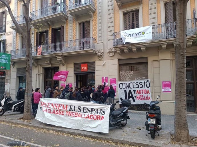 Unos 100 activistas ocupan la sede del PSC de Barcelona contra el desalojo de la Antiga Massana.