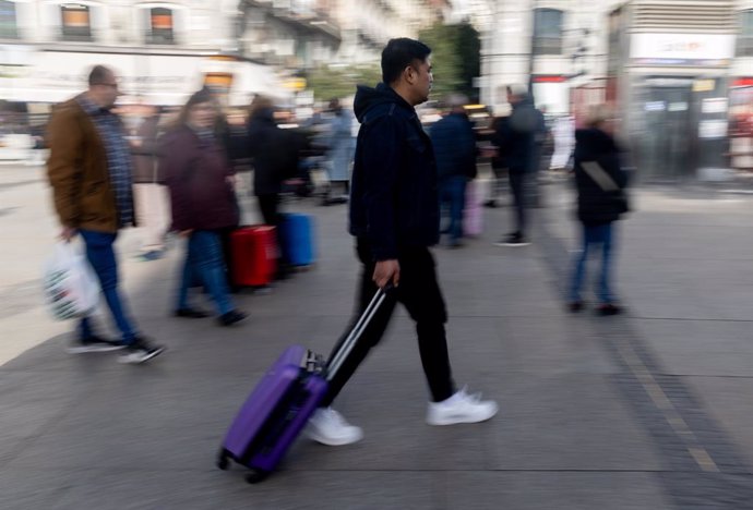 Un turista en la Puerta del Sol.