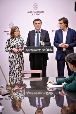 El alcalde de Cádiz, Bruno García, presentando los Premios Cortes de Cádiz 2025.