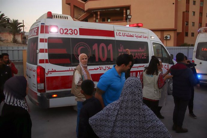 Imagen de archivo de una ambulancia a la entrada de un hospital en la Franja de Gaza. 