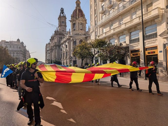 Manifestación de bomberos en el centro de València para denunciar la "incompetencia" y "descoordinación" en la dana y pedir la unificación de los seis cuerpos de la Comunitat Valenciana