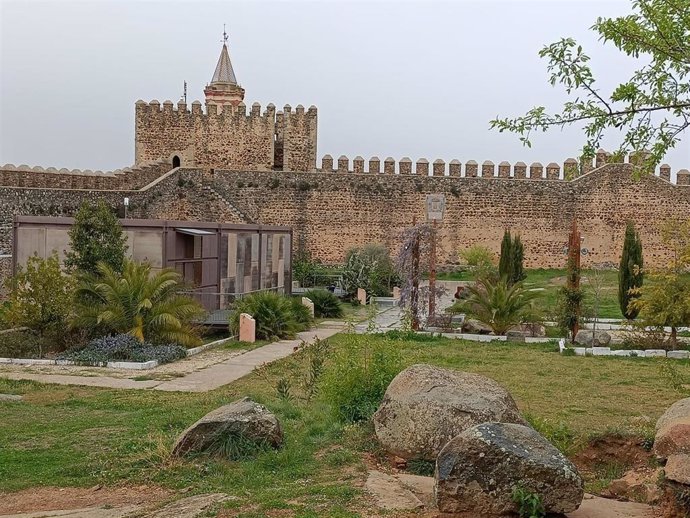 Archivo - Castillo-Fortaleza de Sancho IV 'El Bravo' de Cumbres Mayores (Huelva) en una imagen de archivo.