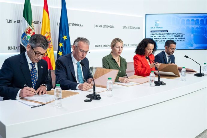 Firma del protocolo interinstitucional de actuación de los Centros de Atención Integral 24 horas a víctimas de violencia sexual en Extremadura