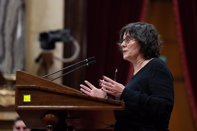 La diputada de la CUP en el Parlament Pilar Castillejo, en el pleno de la Cámara catalana, a 18 de diciembre de 2024