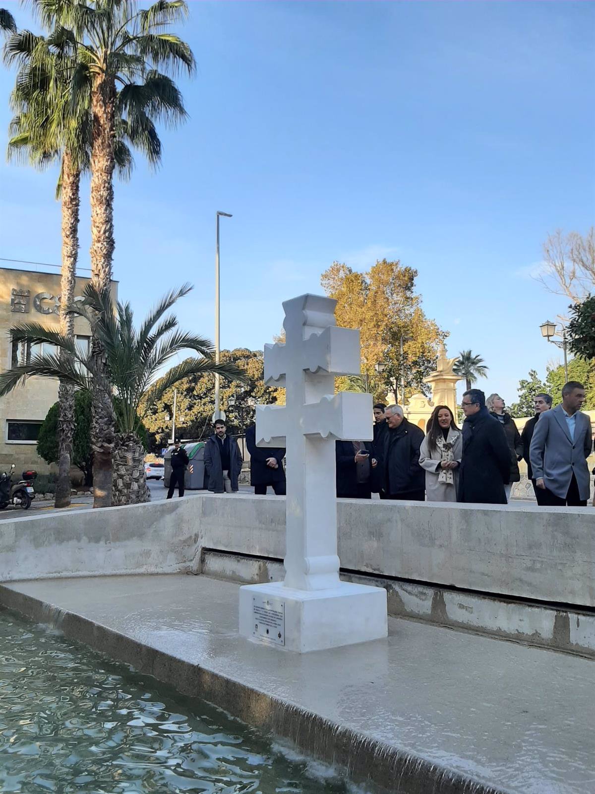 Instalan una gran cruz de Caravaca en el paseo de El Malecón al paso del camino de peregrinación de Levante