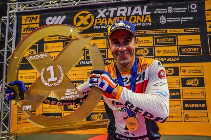 Toni Bou (Repsol Honda Team) celebra el campeonato del mundo de X-Trial 2024