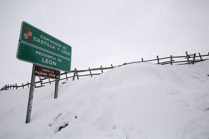 Archivo - Nieve en la provincia de León este domingo 3 de marzo en el que varias carreteras han estado cortadas.