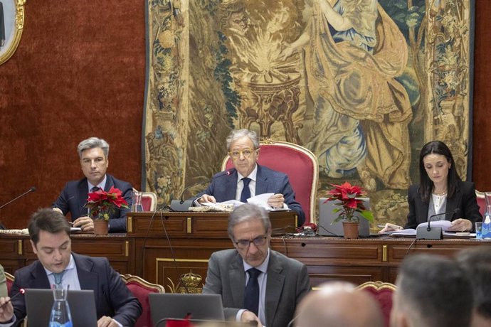 El presidente de la Diputación de Córdoba, Salvador Fuentes (centro), en el Pleno de diciembre.