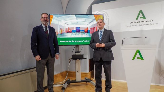 Adolfo Molina y José Francisco Viso, en la Delegación del Gobierno andaluz en Córdoba.