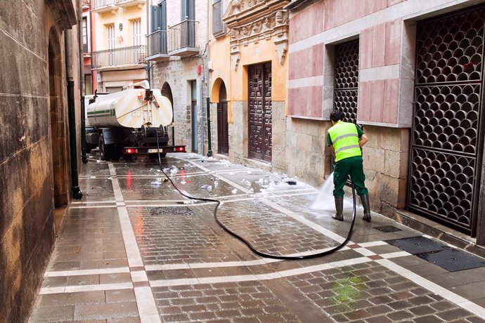 Servicio de limpieza urbana en el Casco Antiguo de Pamplona.