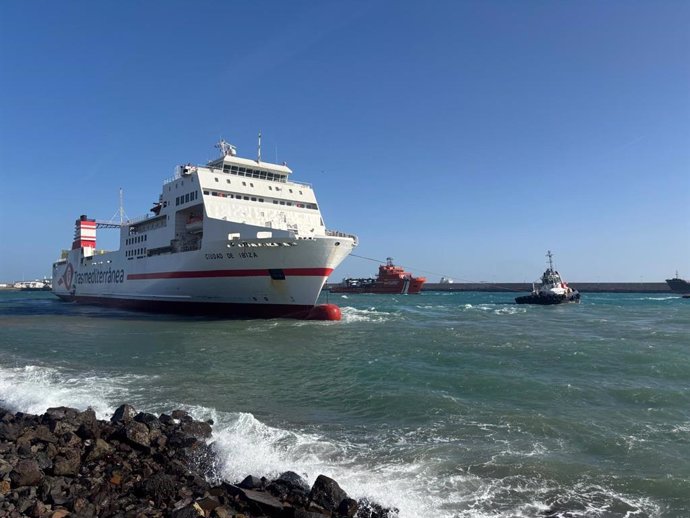 Un golpe viento hace que un ferry sin carga ni pasaje impacte contra un muelle en el Puerto de Las Palmas