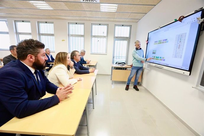 La presidenta del Govern, Marga Prohens y el conseller de Educación y Universidades, Antoni Vera, asisten a la presentación de la ampliación del IES Sant Marçal.