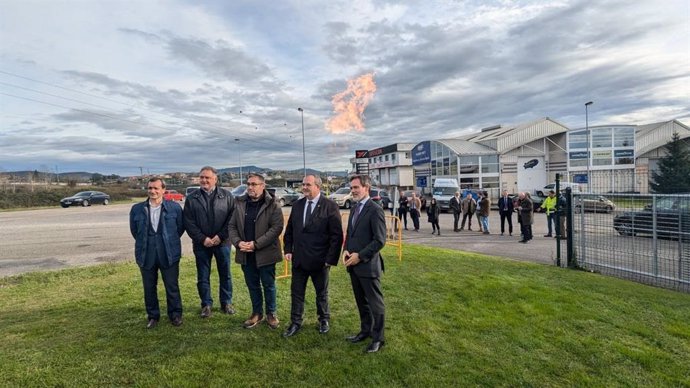 Álvaro Marcé, director de desarrollo de distribución de gas de Nortegás; Alejandrio Villa y Manuel Pergentino Martínez, concejales del Ayuntamiento de Siero; Isaac Pola, viceconsejero de Industria y Transición Justa y Juan Villar, CEO Nortegás.