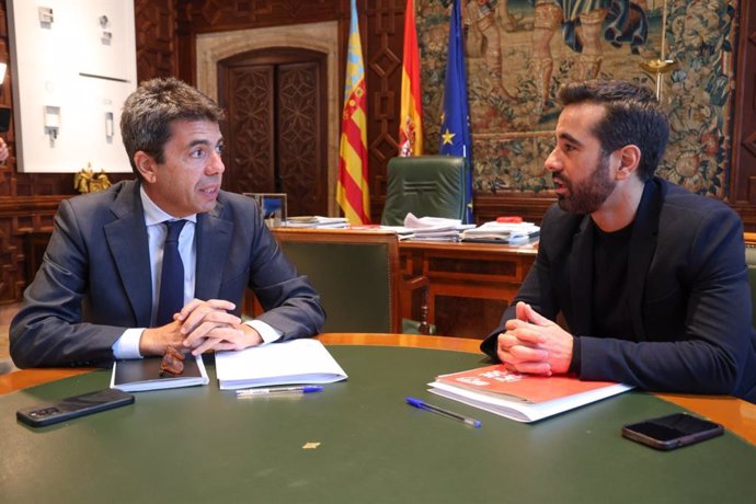 El president de la Generalitat, Carlos Mazón, se reúne con el síndic del PSPV en Corts, José Muñoz.