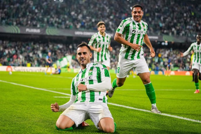 Archivo - El delantero del Betis Juanmi Jiménez celebra un gol en la Conference League.