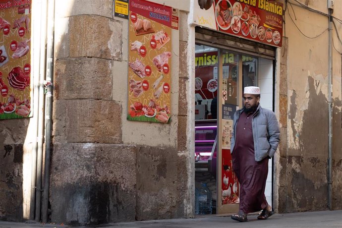 Archivo - Un hombre camina por una calle céntrica