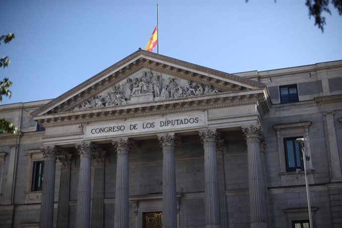 Archivo - Fachada del Congreso de los Diputados donde durante la jornada de hoy se está celebrando un pleno de sesión de control al Gobierno centrado en las medidas post-COVID 19, la derogación de la reforma laboral y la destitución por parte del ministro