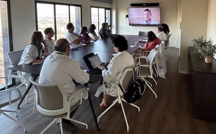 Profesionales médicos del Hospital Materno Infantil de Almería se reúnen en el marco del Proyecto Hera, dedicado a la investigación del cáncer de mama posparto.