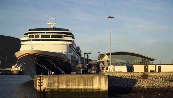 Archivo - Crucero atracado en el puerto de Gtexo (Bizkaia)