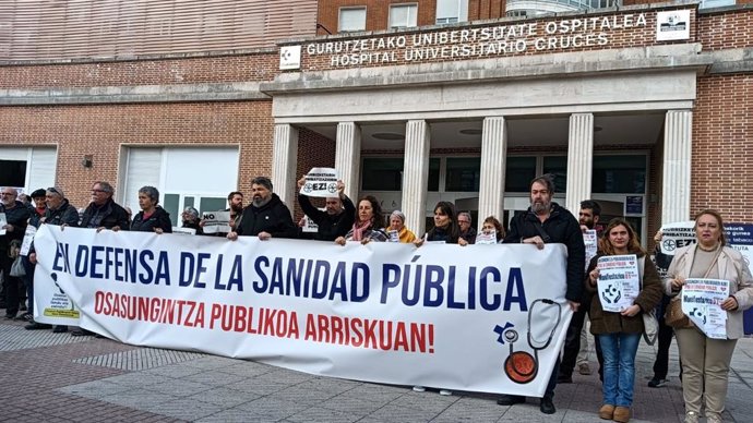 Concentración de la coordinadora de plataformas ciudadanas en defensa de la sanidad pública "OPA Herri Plataformak" ante el Hospital de Cruces, en Barakaldo