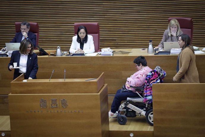 La diputada del PSPV Laura Soler, en el pleno de Les Corts