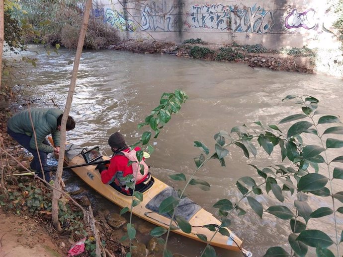 Un equipo de batimetría instalado en una canoa topografía el fondo del río Huerva