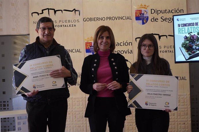 La ganadora del concurso, Celia Maestro (dcha), la diputada Magdalena Rodríguez y el segundo clasificado, Ángel Fraile